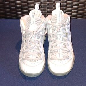 Nike Air foamposite. Kids size youth 1.5 unisex. Pearl white and grey